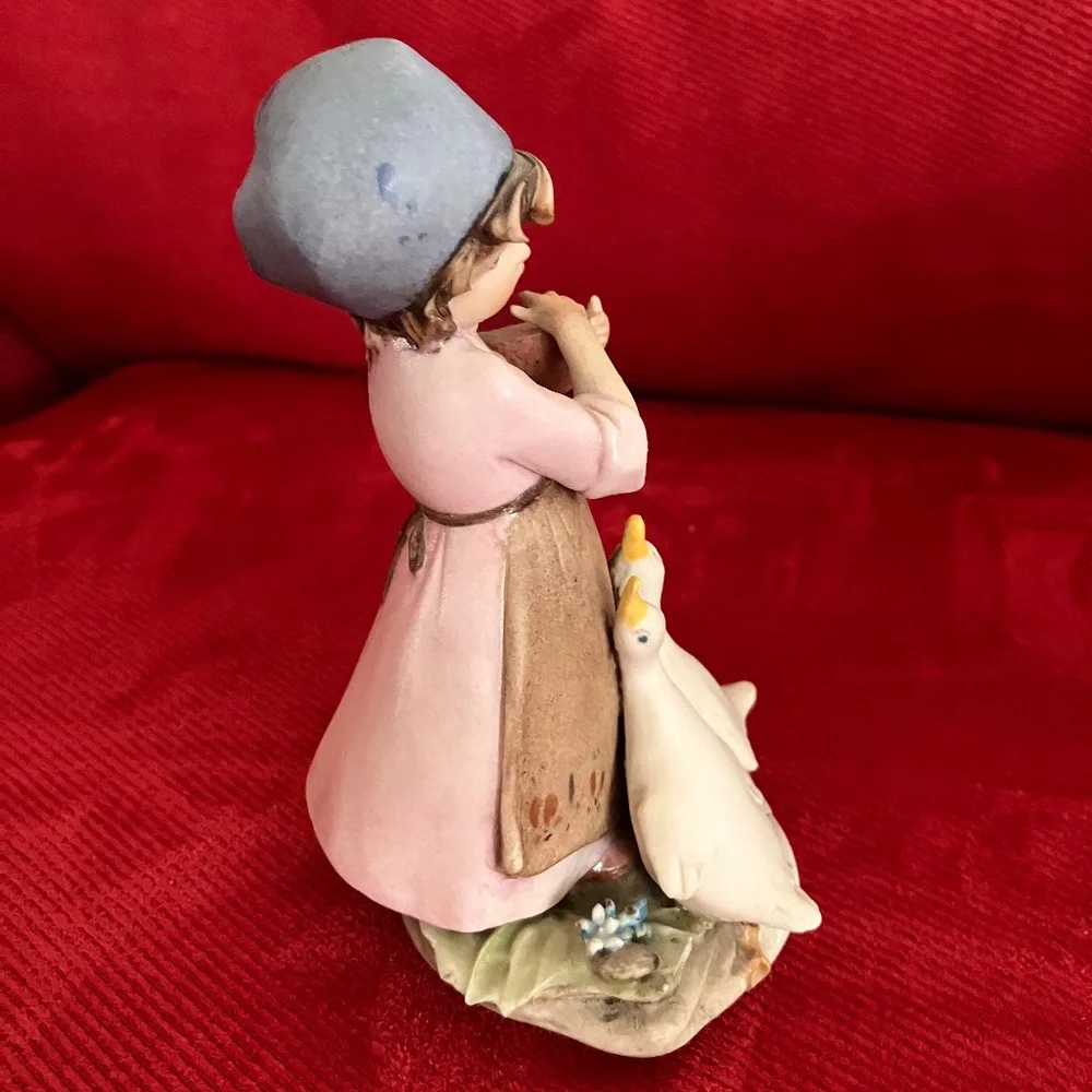 Capodimonte Girl Feeding Geese - Picture 2 of 4